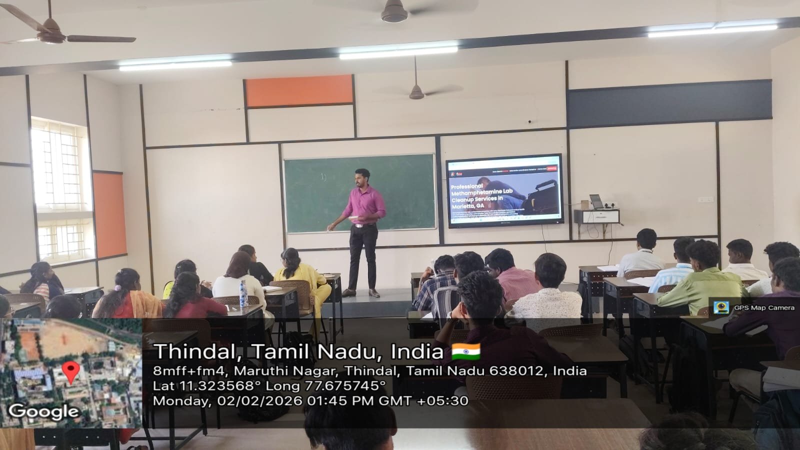 Digital Findr digital marketing training session with students