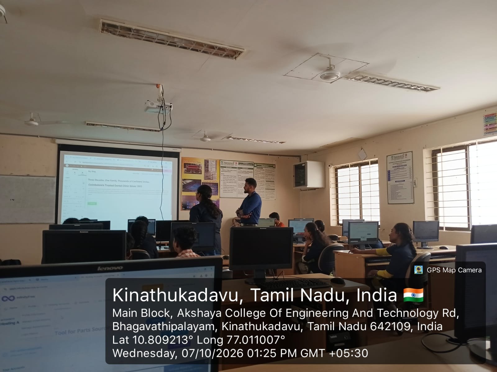 Digital Findr digital marketing training session with students